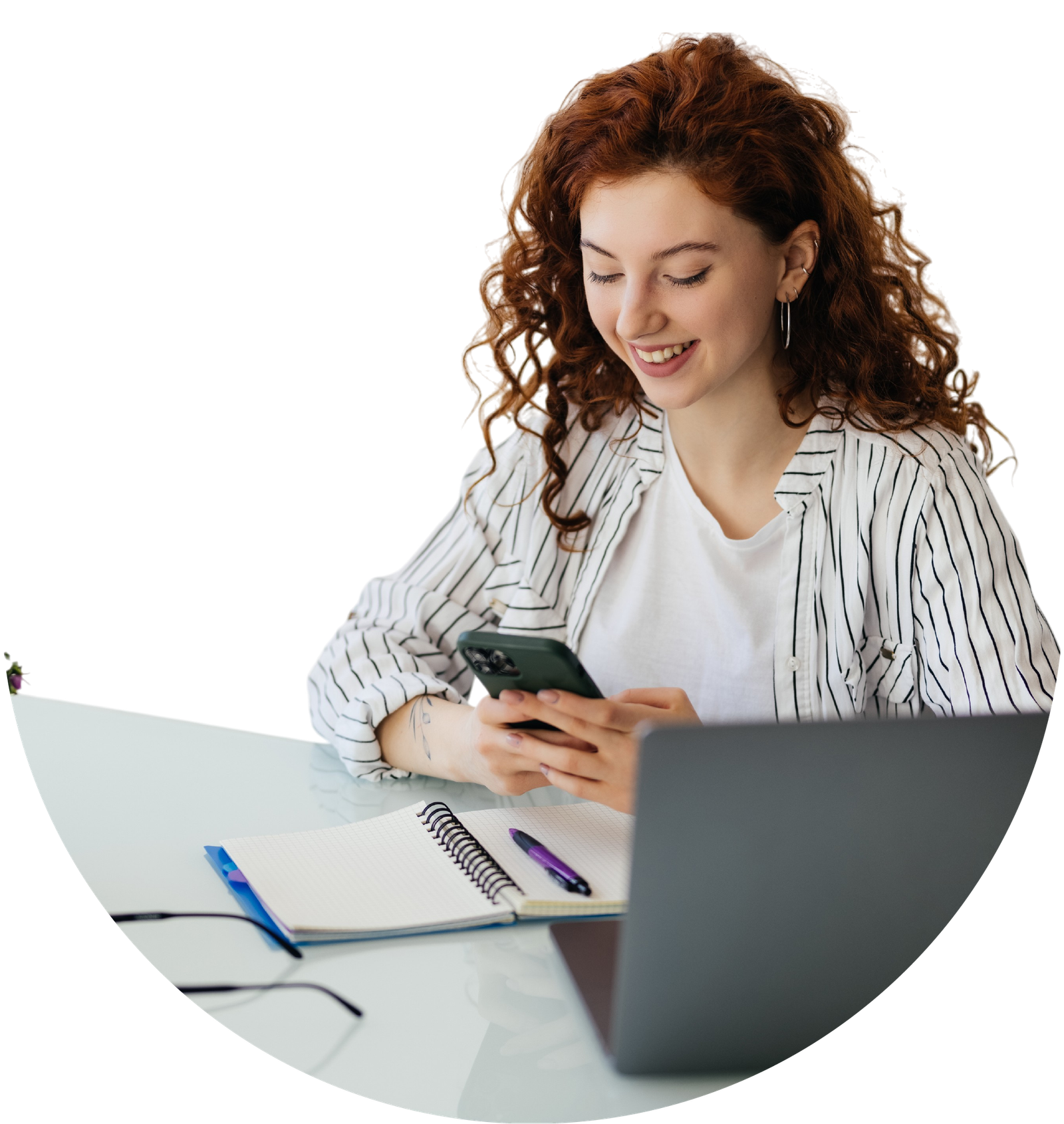 trabajadora-joven-sentada-en-el-escritorio-y-usando-el-telefono-celular-Photoroom